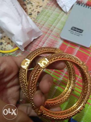 It's golden polish bangle..size is 2-6