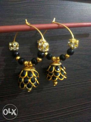 Pair Of Gold-colored Onyx Embellished Pendant Earrings