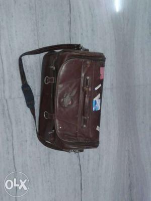 Pure leather travelling bag in good condition. No