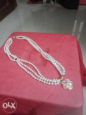 White beaded necklace with pendant