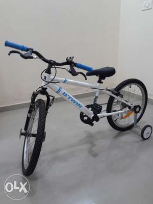 Btwin child cycle with training wheels
