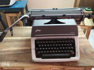 Godrez Prima Typewriters