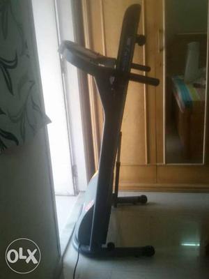 Motorised treadmill fix price best condition
