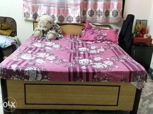 Queen size Double bed in a very good condition,