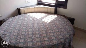 Round bed with head rest in new condition, with a