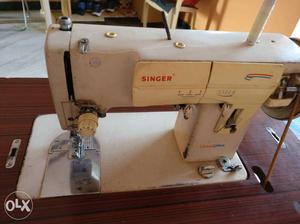 Singer Sewing Machine with zigzag and pico in mint