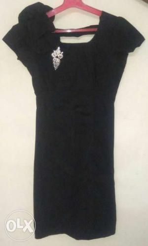 Black gown for sale, exact price is Rs 