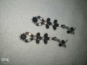 Ear ring with black stones.Once used.One month