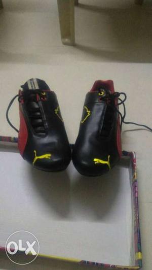 Pair Of Black-and-red puma ferrai adition shoes size prb and