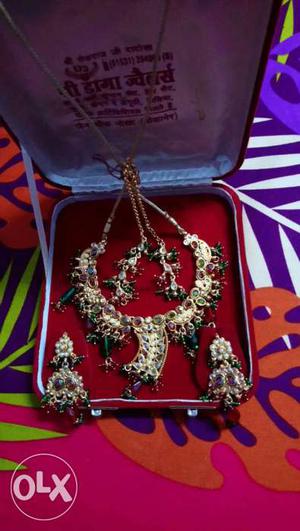 Silver-colored Jewelry Set With Box