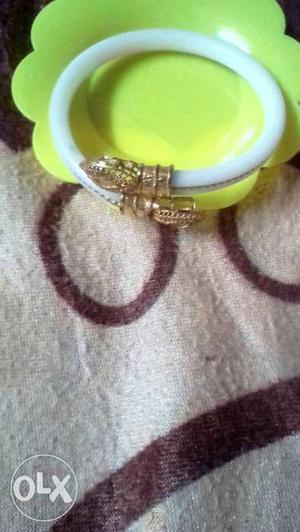 White And Gold-colored Bracelet