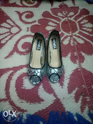 Woman shoe size 35 only one time used itz very