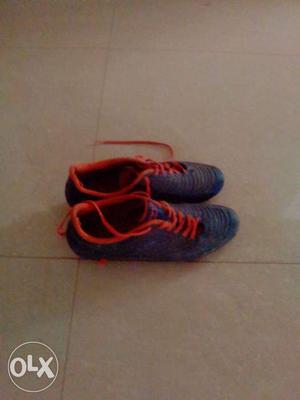 Football shoes dominator shoes... only 2 moths used size 8