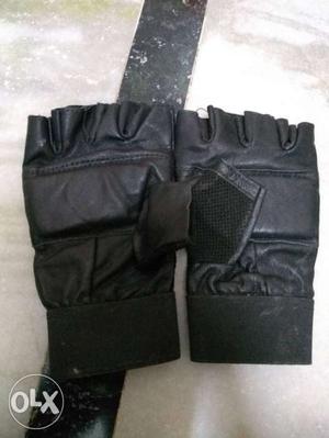 Pair Of Black Finger-less Gloves