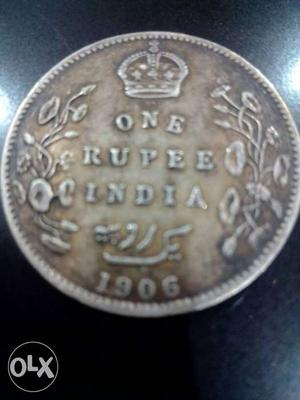 Silver-colored 1 Rupee India Coin
