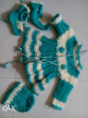 Beautiful Woolen Sweater with socks and hat for