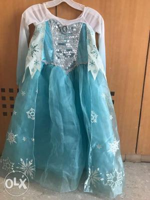 Frozen dress from Disney store and used once. Age 4-6