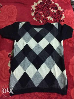 Unused Black sweater for girls and boys for sale