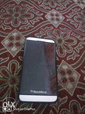 Blackberry z10 for sale.. 1 year used.. with full