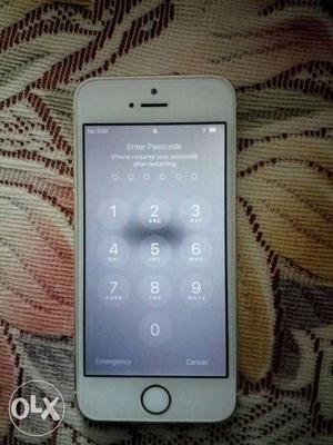 IPhone 5s 32 GB with charger and ear phones in good