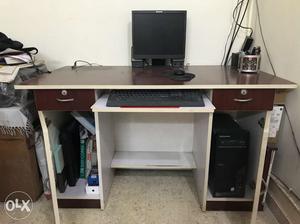 Computer table in good condition