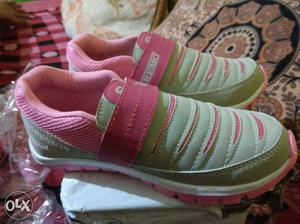 Pink and gray shoe for girls.no 5 brand new.