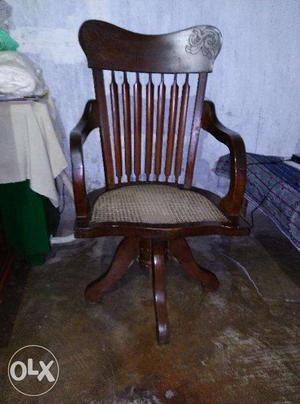 Royal sisam wooden round moving chair...antic item