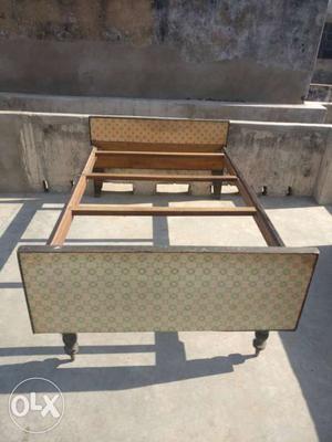 Single bed in very good condition, pure saugon