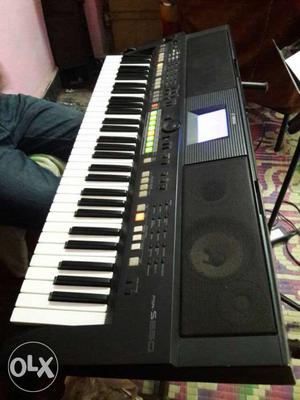 Black PSR-S650 Electric Keyboard