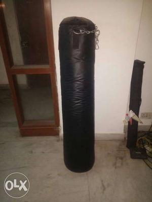 Boxing bag with extra 1 foot hanging chain