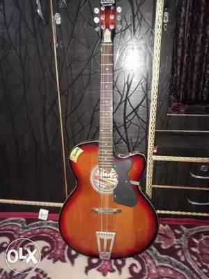 Givson guitaar in gud condition...with hanging