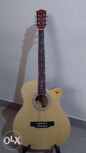 Hurry !!! Acoustic guitar new in excellent condition for