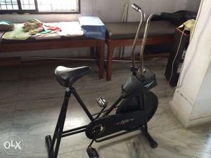 Stationary exercise cycle