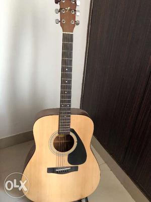 Yamaha guitar accoustic with bill single handed