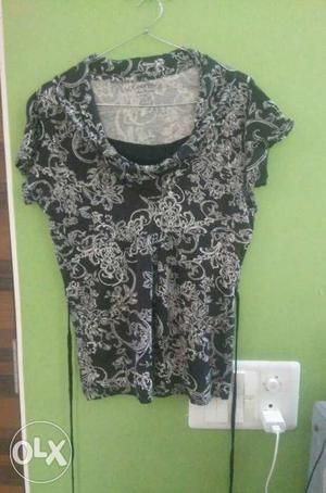 Black And Gray Floral Scoop-neck Cap-sleeved Shirt
