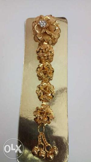 Gold-colored Floral Hair Accessory