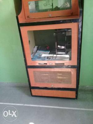 Brown wood showcase in good condition