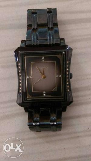 Men's wrist watch scratch less with neat look.