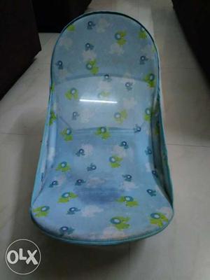 Comfortable seat to give bath to baby.
