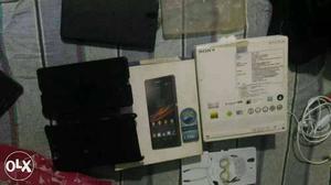 Sony z 4g phone 1 year old 32, 2gb ram bil and 4.Coverz