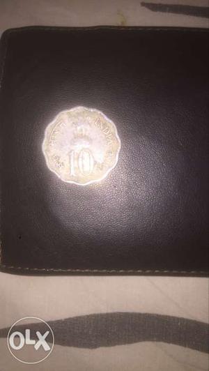 Scalloped Silver colored 10 Indian Paise Coin year 