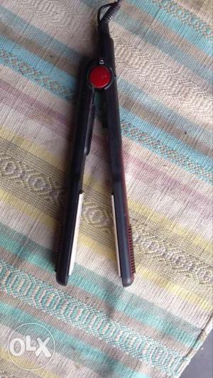 Black And Red Hair Iron. best condition. two month old. nova