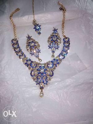 Gold-colored Bib Necklace, Drop Earrings, And Pendant