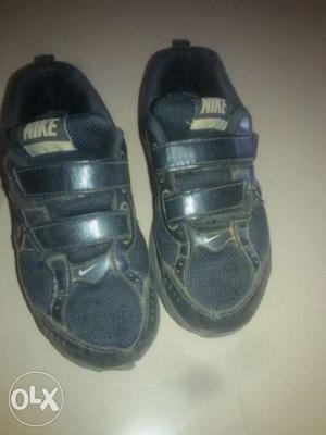 Kids school shoes Nike very good condition 4 to 6