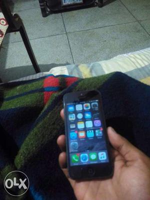 Iphone5 16gb with charger and earphone in good