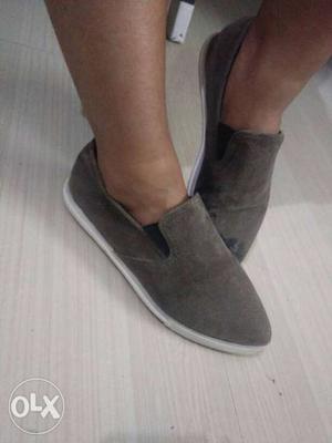 Grey pointed shoe. real price - ₹