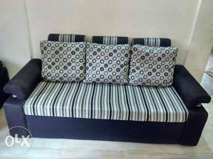 I want to sell 1+ great old Sofa, as it takes to