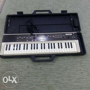 Casio Casiotone MT-70 Electronic Keyboard w/case and box