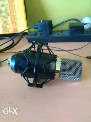 Condenser mic with shock mount for urgent sale...