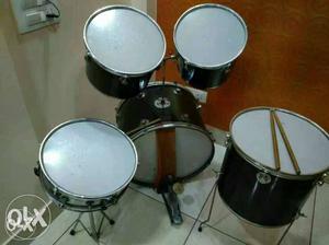 Drum set one year old with out cymbol plates but
